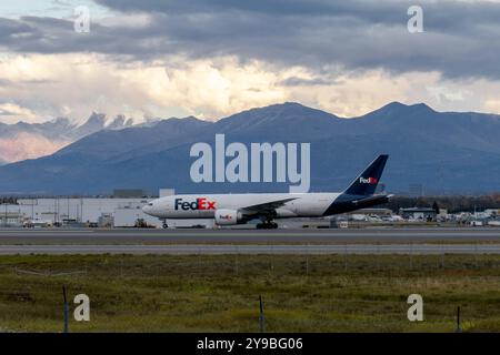 Anchorage Aéroport international Ted Stevens en Alaska ANCHORAGE, ALASKA - 9 octobre : un aéronef appartenant au Boeing 777-FS2 de FedEx Cargo est vu voler à l'Aéroport international Ted Stevens d'Anchorage, Alaska, États-Unis, le 9 octobre 2024. Copyright : xHASANxAKBASx Banque D'Images