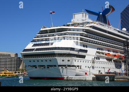Carnival Splendor, navire de croisière de classe Concordia exploité par Carnival Cruise Line, amarré au terminal de passagers d'outre-mer à Sydney, en Australie Banque D'Images