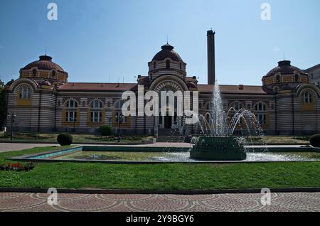 Vieille fontaine en face du bain minéral central, place médiévale Banski, Sofia, Bulgarie, Europe Banque D'Images