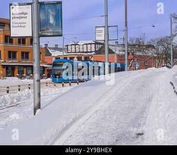 Stockholm, Suède - 9 mars 2023 : train de tramway sur elle conduire régulièrement dans la journée ensoleillée d'hiver sur l'île dans le centre de Stockholm, qui est destinée touristique Banque D'Images