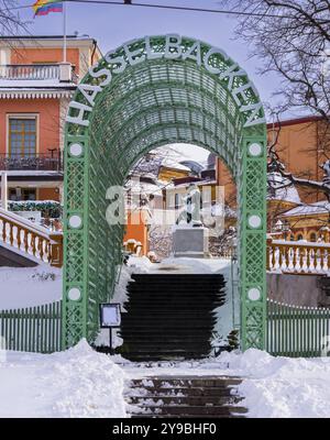 Stockholm, Suède - 9 mars 2023 : entrée en acier décorée au-dessus du restaurant Hasselbacken sur une île touristique populaire du centre de Stockholm Banque D'Images