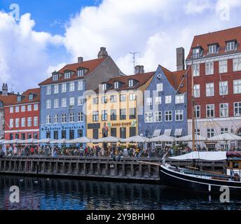 Copenhague, Danemark - 9 octobre 2022 : les bâtiments de Nyhavn se reflètent dans le canal de Copenhague, Banque D'Images