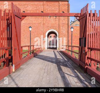 Landskrona, Suède - 12 février 2023 : forteresse historique en briques rouges dans le sud de la Suède avec pont en bois, porte ouverte, lampadaires. Clair, ensoleillé d Banque D'Images