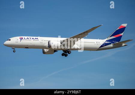 Boeing 787 de la compagnie aérienne LATAN Chile atterrissant à l'aéroport de Madrid. Banque D'Images