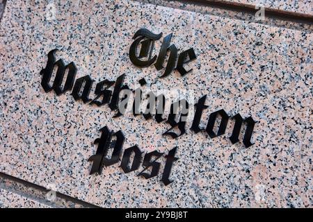 L'emblématique enseigne Washington Post sur un mur de granit poli à l'extérieur du bâtiment du siège du journal. Banque D'Images
