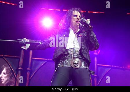 Alice Cooper live BEI einem Konzert der 'Too Close for Comfort' Tour in der Max-Schmeling-Halle. Berlin, 09.10.2024 Banque D'Images