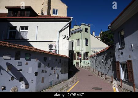 Vilnius, Lituanie - 22 juillet 2024 : la rue Literatu (rue Literati) est l'une des rues de la vieille ville de Vilnius Banque D'Images