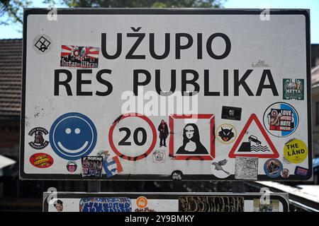 Vilnius, Lituanie - 22 juillet 2024 : panneaux à la frontière du quartier de Užupis à Vilnius. Banque D'Images