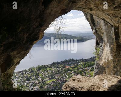 Grotte des Sarrasins à Veyrier du Lac dans la région d'Annecy en haute Savoie. Vue panoramique sur le lac depuis la grotte dans la lumière de l'après-midi Banque D'Images