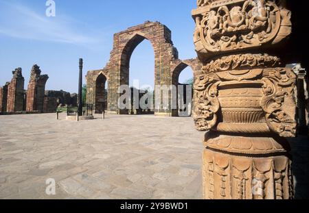 Inde, Delhi, Qutb Minar Complex, le Quwwat-ul-Islam Masjid et le pilier de fer. La première mosquée construite en Inde. Banque D'Images