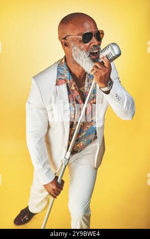 Chant, senior et homme noir avec microphone pour soul, jazz et musique old School avec style rétro en studio. Musicien, cool et chanteur avec Banque D'Images