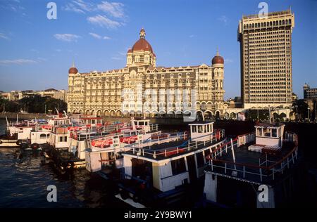 Inde, Mumbai, le Taj Mahal Hôtel pris de la porte de l'Inde. Banque D'Images