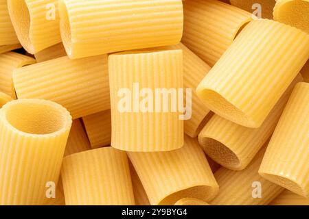 Pâtes cannelloni de blé dur cru, macro, vue de dessus. Banque D'Images