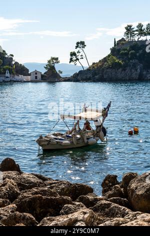 Grèce Parga. Île de Panagia au large de la côte de Parga, petite chapelle et arbres sur le rocher Banque D'Images