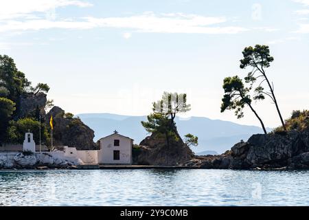 Grèce Parga. Île de Panagia au large de la côte de Parga, petite chapelle et arbres sur le rocher Banque D'Images