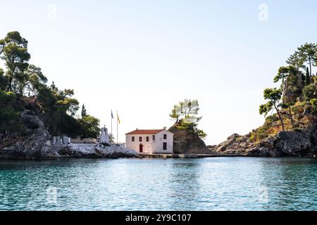 Grèce Parga. Île de Panagia au large de la côte de Parga, petite chapelle et arbres sur le rocher Banque D'Images