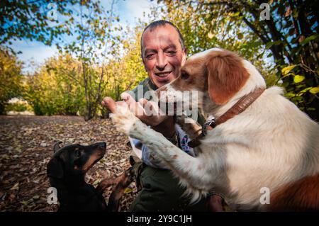 ALBA, ITALIE – 21 OCTOBRE 2022 : un chasseur de truffes recherche des truffes prisées dans les bois luxuriants d'Alba, mettant en valeur le riche patrimoine culinaire de la région Banque D'Images