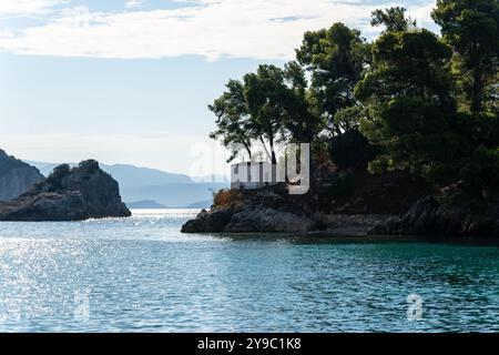 Grèce Parga. Île de Panagia au large de la côte de Parga, petite chapelle et arbres sur le rocher Banque D'Images