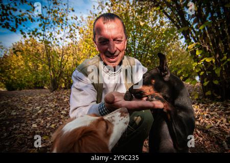 ALBA, ITALIE – 21 OCTOBRE 2022 : un chasseur de truffes recherche des truffes prisées dans les bois luxuriants d'Alba, mettant en valeur le riche patrimoine culinaire de la région Banque D'Images