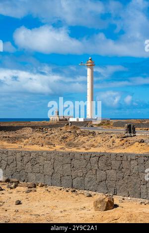 Le phare de Faro de Punta Pechiguera sur Playa Blanca sur Lanzarote devant un ciel bleu Banque D'Images