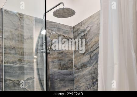 Découvrez un design de douche moderne inspiré avec d'élégants murs et finitions en marbre Banque D'Images