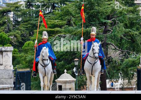 Madrid, Espagne - 5 octobre 2024 : deux soldats à cheval lors de la cérémonie de changement de garde au Palais Royal. Banque D'Images