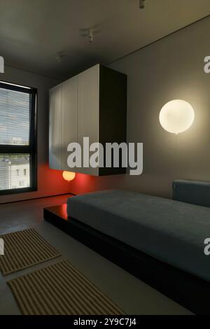 Un design de chambre minimaliste moderne avec des options d'éclairage uniques et élégantes Banque D'Images