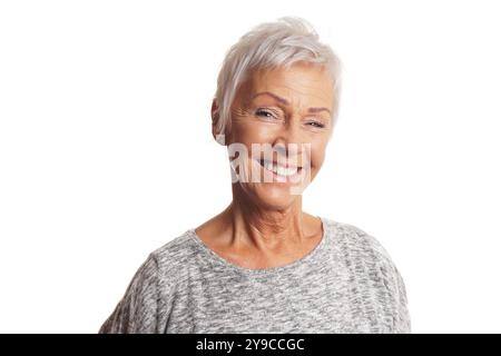 femme âgée heureuse avec les cheveux blancs courts est souriante Banque D'Images