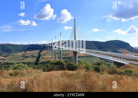 Le câble Multispan restait au Viaduc de Millau à travers la vallée de gorge de la rivière Tarn à Millau, France, Europe Banque D'Images