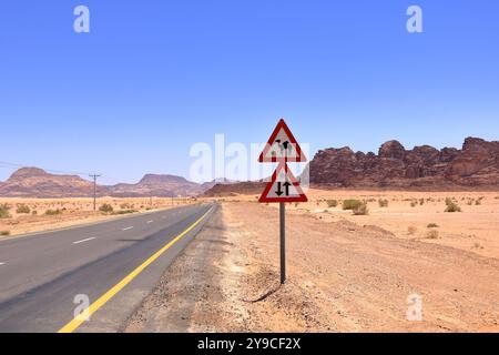 Panneau de signalisation drôle avertissant les chameaux traversant le désert de Wadi Rum, Jordanie Banque D'Images