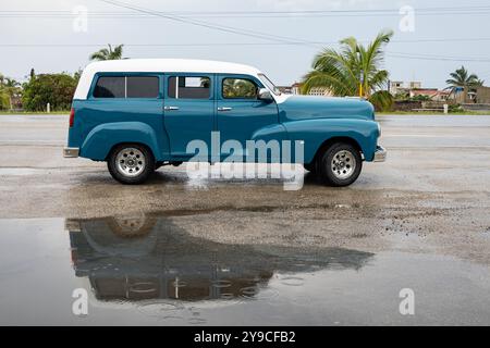 SANTA CRUZ DEL NORTE, CUBA - 29 AOÛT 2023 : vue latérale du Chevrolet Fleetmaster Station Wagon bleu 1949 à Cuba Banque D'Images