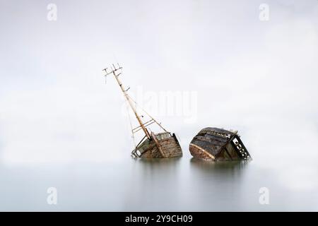 Bateaux de pêche abandonnés dans le cimetière de bateaux à PIN Mill Suffolk, Royaume-Uni Banque D'Images