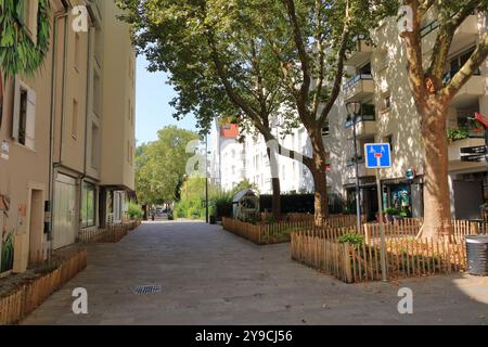 Mulhouse, Alsace en France - 22 août 2024 : les gens apprécient l'architecture dans les rues de la ville Banque D'Images