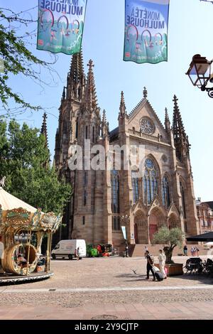 Mulhouse, Alsace en France - 22 août 2024 : le Temple Saint-Étienne (église protestante d'Étienne) au centre de la ville Banque D'Images