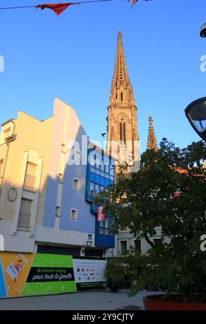 Mulhouse, Alsace en France - 22 août 2024 : le Temple Saint-Étienne (église protestante d'Étienne) au centre de la ville Banque D'Images