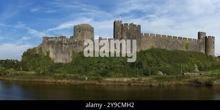 Vue panoramique sur le château de Pembroke, parc national de la côte du Pembrokeshire, pays de Galles. Banque D'Images