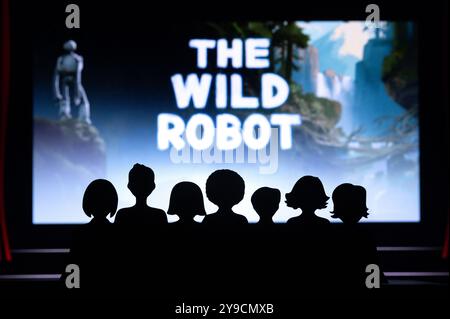 NEW YORK, USA, 10 OCTOBRE 2024 : le film Wild robot Movie regardé par un groupe d'enfants au cinéma. Image stock pour le nouveau DreamWorks animation american Movi Banque D'Images