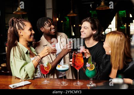 Une ambiance animée où les jeunes professionnels célèbrent ensemble, riant et grillant des boissons. Banque D'Images