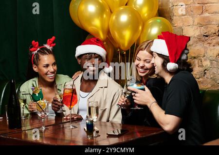 Un joyeux rassemblement de jeunes professionnels appréciant les boissons, les rires et l'esprit des fêtes ensemble. Banque D'Images