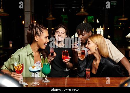 Un rassemblement animé où les jeunes professionnels célèbrent, partageant boissons et rires. Banque D'Images