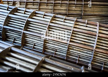 Faisceaux de tubes d'échangeurs de chaleur détail de l'enveloppe de l'échangeur de chaleur industriel et du condenseur de tube, en acier corrodé.Abstrait industriel Banque D'Images