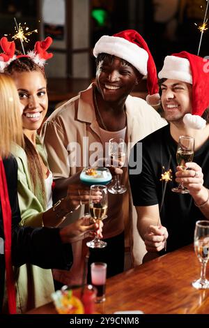 Des membres de l'équipe diversifiés portent un toast au champagne lors d'une réunion animée des fêtes. Banque D'Images