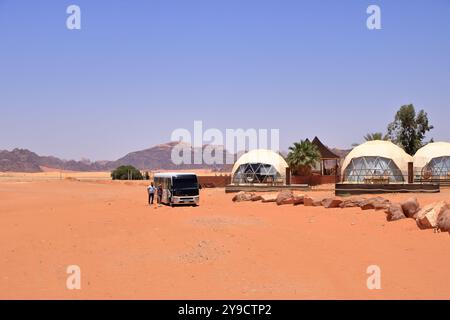 Wadi Rum en Jordanie - 15 mai 2024 : voyage tout-terrain aventures safari jeep car dans le désert de Wadi Rum Banque D'Images