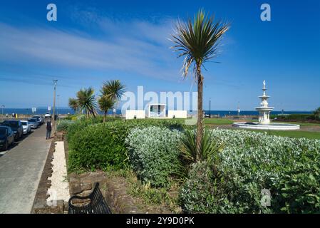 Esplanade Ayr montrant les jardins de l'Esplanade avec la fontaine blanche Steven Memorial. Prise en journée calme et ensoleillée. Vue ouest vers la plage depuis Pavilion Roa Banque D'Images