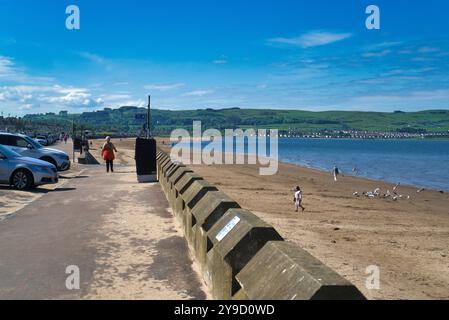 Esplanade Ayr, promenade, vue vers le sud à proximité des jardins de l'esplanade. Prise en journée calme et ensoleillée. Affichage célèbre plage de sable et voitures visiteurs garés al Banque D'Images