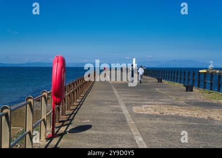 Vue sur l'estuaire de Clyde jusqu'à l'île d'Arran depuis le port d'Ayr. L'extrémité nord de la plage Ayr. La photo montre Ayr port jetée, jetée, où Banque D'Images