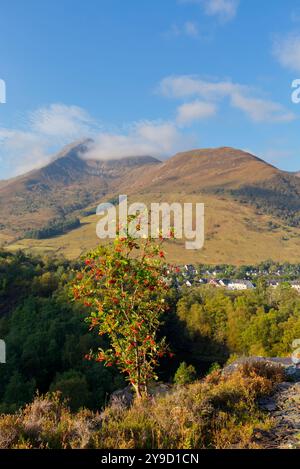 Village de Ballachulish sous la montagne Beinn a Bheithir, Highland Écosse Banque D'Images