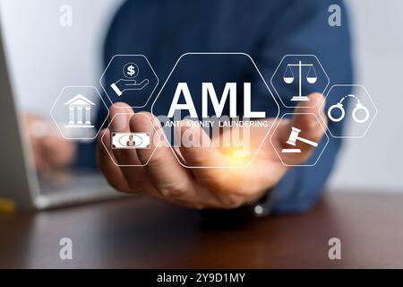 AML, concept d'entreprise de banque financière anti-blanchiment, bouton de toucher de main de personne avec icône anti-blanchiment d'argent AML sur l'écran vr. Banque D'Images