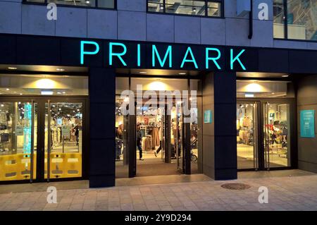 PRIMARK ist ein international tätiger Textil-Discounter mit Hauptsitz in Dublin in der Republik Irland. In Primark-Filialen, die in der Regel mehrere Tausend Quadratmeter Verkaufsfläche bieten, werden Textilien, Schuhe und Accessoires für Damen, Herren und Kinder sowie Artikel für den Wohnbedarf und Kosmetik zu niedrigen Preisen verkauft. PRIMARK Fashion-Store filiale à Ingolstadt *** PRIMARK est un détaillant international de vêtements discount basé à Dublin en République d'Irlande les magasins Primark, qui offrent généralement plusieurs milliers de mètres carrés d'espace de vente au détail, vendent des textiles, des chaussures Banque D'Images