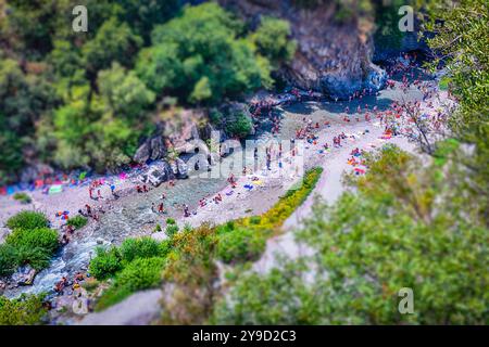 L'impressionnant système naturel de gorges et de ravins s'est érodé au cours des derniers millénaires par la rivière Alcantara à travers la lave cristallisée flottée de mou Banque D'Images